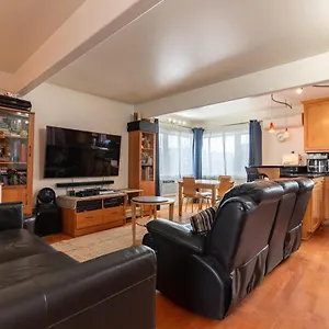  Holiday home Newport House 1 Block From The Free Pickleball Courts And 5 Cruisers